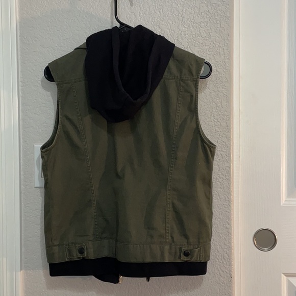 Green Vest with attached Hood: Women’s size Large - Picture 2 of 2